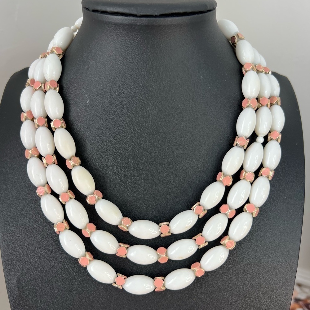 Vintage Hong Kong White & Pink Acrylic Necklace w/Hook Clasp 17” D10